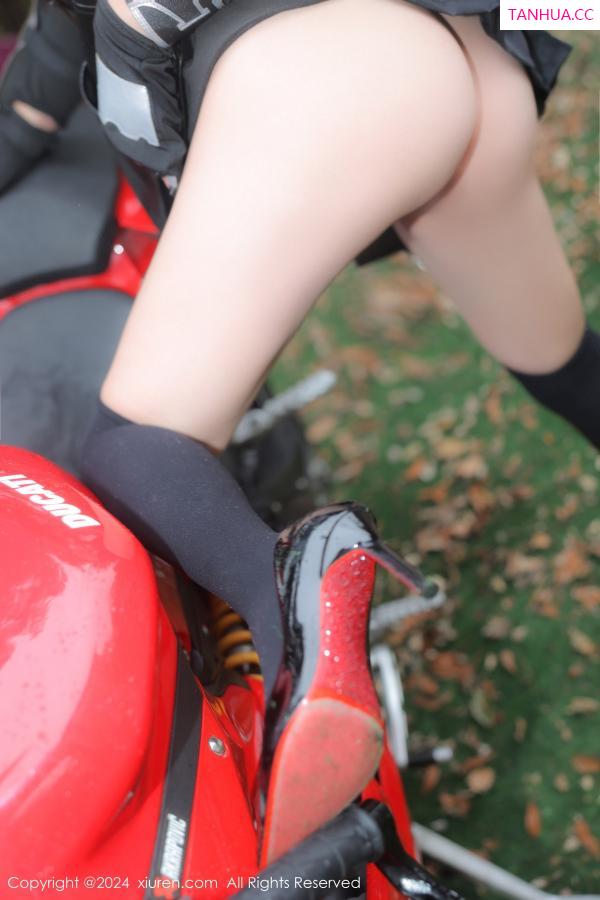   [XiuRen]高清写真图 2024.01.16 No.7969 小薯条nienie 摩托车美腿第8张图片